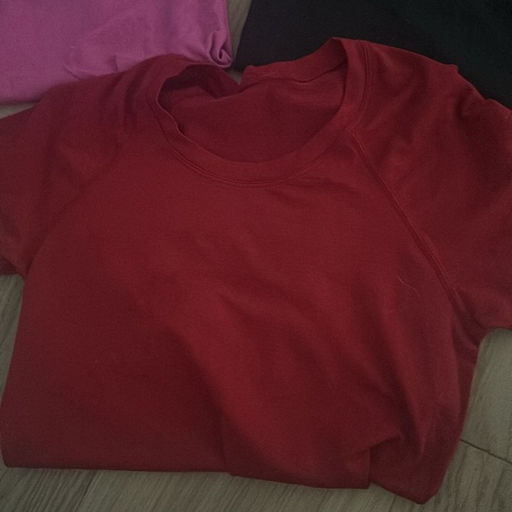 RED LULULEMON SWIFTLY TECH SIZE 4